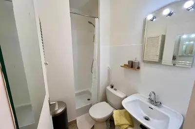Salle de bains dans l'établissement Bright studio near the Parc des Princes
