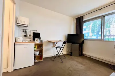 Cuisine ou kitchenette dans l'établissement Bright studio near the Parc des Princes
