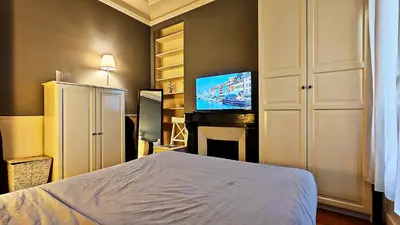 Un ou plusieurs lits dans un hébergement de l'établissement Central Paris Apartment Near Champs Elysees