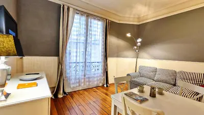 Télévision ou salle de divertissement dans l'établissement Central Paris Apartment Near Champs Elysees