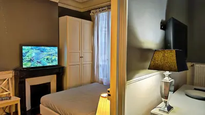 Télévision ou salle de divertissement dans l'établissement Central Paris Apartment Near Champs Elysees