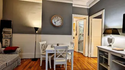 Coin salon dans l'établissement Central Paris Apartment Near Champs Elysees