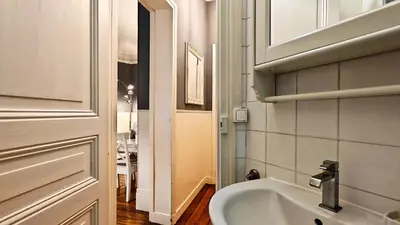 Salle de bains dans l'établissement Central Paris Apartment Near Champs Elysees