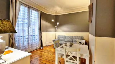 Coin salon dans l'établissement Central Paris Apartment Near Champs Elysees
