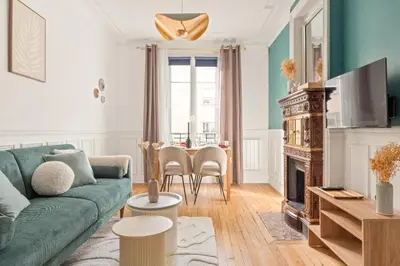 Télévision ou salle de divertissement dans l'établissement Square Danton Two Bedrooms 5 people