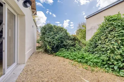 Jardin de l'établissement Bright modern studios just minutes from Paris