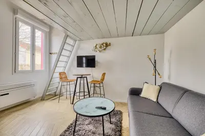 Télévision ou salle de divertissement dans l'établissement Bright modern studios just minutes from Paris