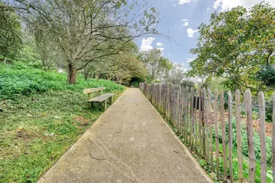 Jardin de l'établissement Bright modern studios just minutes from Paris