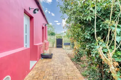 Jardin de l'établissement Bright modern studios just minutes from Paris