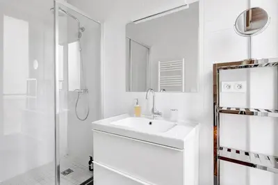 Salle de bains dans l'établissement Le Marais élégant