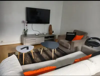 Télévision ou salle de divertissement dans l'établissement Appartement cosy à 2 mins de Paris