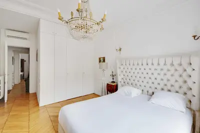 Un ou plusieurs lits dans un hébergement de l'établissement Luxury 2BDR 6P apartment - Arc de Triomphe
