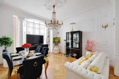 Télévision ou salle de divertissement dans l'établissement Luxury 2BDR 6P apartment - Arc de Triomphe