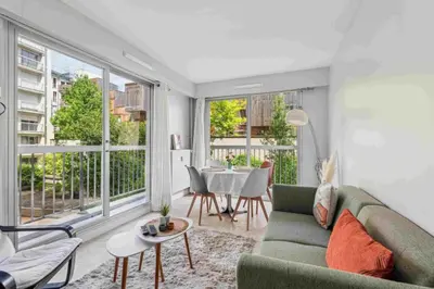 Coin salon dans l'établissement Le Charme Parisien – Balcon & Parking Privé