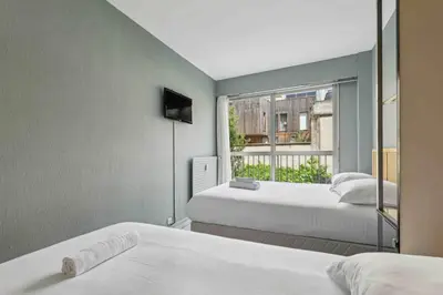 Un ou plusieurs lits dans un hébergement de l'établissement Le Charme Parisien – Balcon & Parking Privé