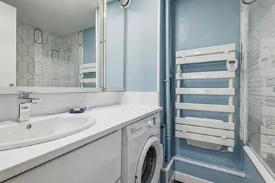 Salle de bains dans l'établissement Le Charme Parisien – Balcon & Parking Privé
