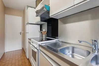 Cuisine ou kitchenette dans l'établissement Le Charme Parisien – Balcon & Parking Privé