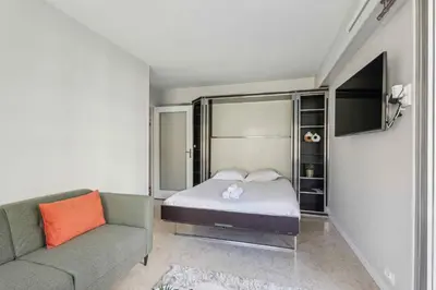 Télévision ou salle de divertissement dans l'établissement Le Charme Parisien – Balcon & Parking Privé