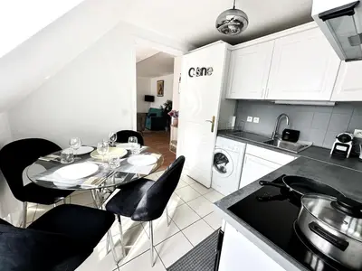 Cuisine ou kitchenette dans l'établissement Celine 31 Bright Apartment Between Champs Élysée and Eiffel Tower