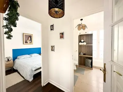 Un ou plusieurs lits dans un hébergement de l'établissement Celine 31 Bright Apartment Between Champs Élysée and Eiffel Tower