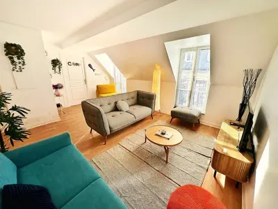 Coin salon dans l'établissement Celine 31 Bright Apartment Between Champs Élysée and Eiffel Tower