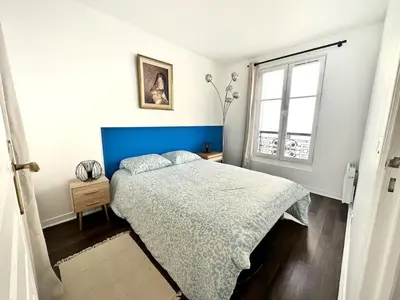 Un ou plusieurs lits dans un hébergement de l'établissement Celine 31 Bright Apartment Between Champs Élysée and Eiffel Tower