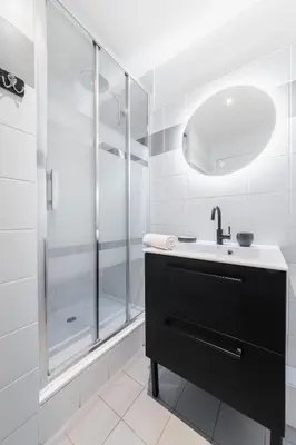 Salle de bains dans l'établissement Studio Cosy Paris 5eme Vue Musee Parfait pour 2