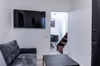 Télévision ou salle de divertissement dans l'établissement Modern Courtyard House 6mn from Gare Montparnasse