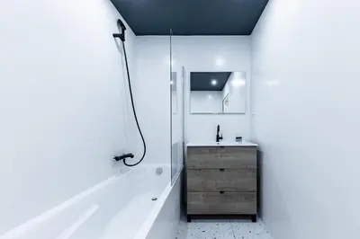 Salle de bains dans l'établissement Modern Courtyard House 6mn from Gare Montparnasse