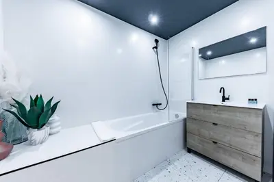 Salle de bains dans l'établissement Modern Courtyard House 6mn from Gare Montparnasse