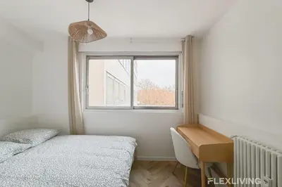 Un ou plusieurs lits dans un hébergement de l'établissement Room in spacious T7 in Paris 20