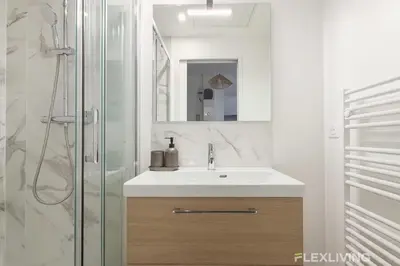 Salle de bains dans l'établissement Room in spacious T7 in Paris 20