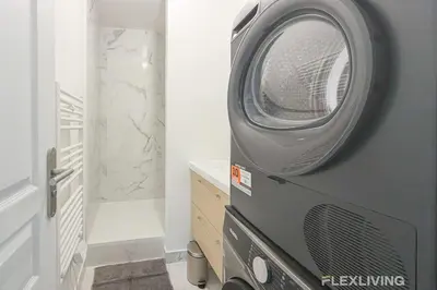 Salle de bains dans l'établissement Room in spacious T7 in Paris 20