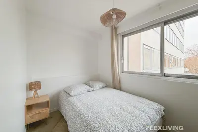 Un ou plusieurs lits dans un hébergement de l'établissement Room in spacious T7 in Paris 20