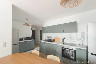 Cuisine ou kitchenette dans l'établissement Cosy room in spacious T7 in Paris 20