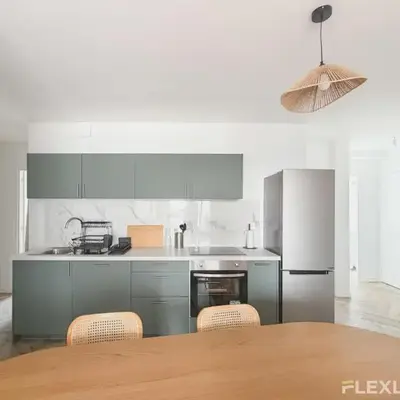 Idéal room in spacious T7 in Paris 20