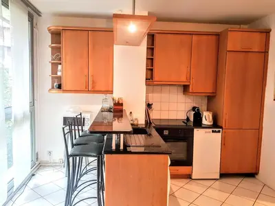 Cuisine ou kitchenette dans l'établissement Charming apartment - Eiffel Tower
