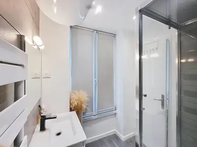 Salle de bains dans l'établissement Le Trocadero