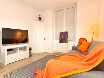 Télévision ou salle de divertissement dans l'établissement Cozy Latin Quarter Stay near the Seine & Metro & For 4 N6-10