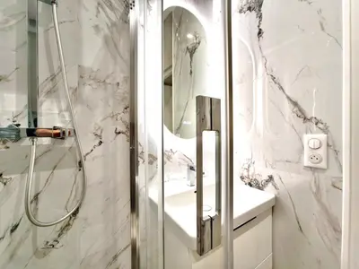Salle de bains dans l'établissement Cozy Latin Quarter Stay near the Seine & Metro & For 4 N6-10