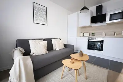 Cuisine ou kitchenette dans l'établissement Magnifique Studio au bord de la Seine