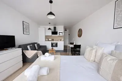 Télévision ou salle de divertissement dans l'établissement Magnifique Studio au bord de la Seine