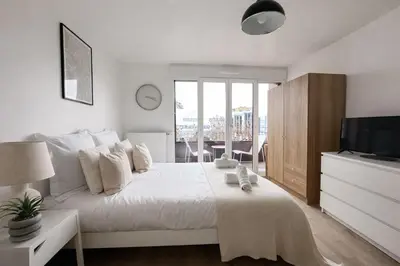 Un ou plusieurs lits dans un hébergement de l'établissement Magnifique Studio au bord de la Seine