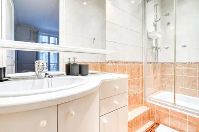 Salle de bains dans l'établissement Apt 4P Ternes - Arc de Triomphe