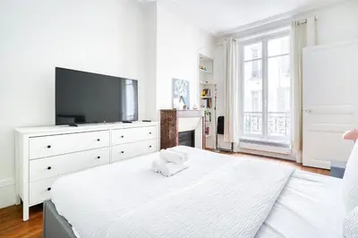 Télévision ou salle de divertissement dans l'établissement Apt 4P Ternes - Arc de Triomphe
