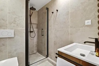 Salle de bains dans l'établissement 31 Flat 8 person St Lazare Galerie LaFayette Paris 8th
