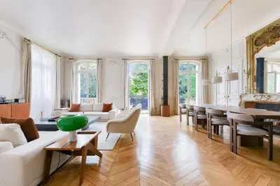 Coin salon dans l'établissement Prestigious Avenue Foch Apartment with Private Garden
