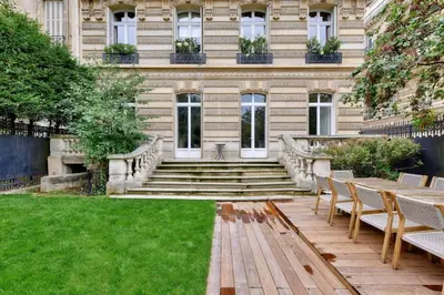Jardin de l'établissement Prestigious Avenue Foch Apartment with Private Garden
