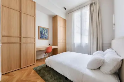 Un ou plusieurs lits dans un hébergement de l'établissement Prestigious Avenue Foch Apartment with Private Garden