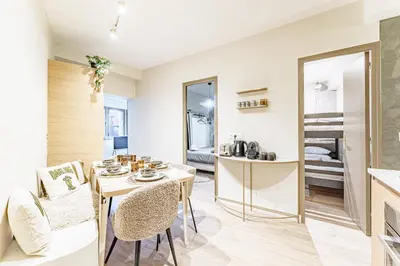 Coin salon dans l'établissement Modern Family Suite with 3 bedrooms and 2 bathrooms for 6 people